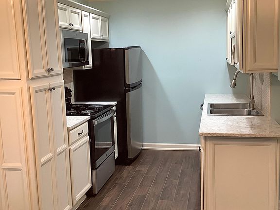 4th image of 9041 Fountain Brook Ln