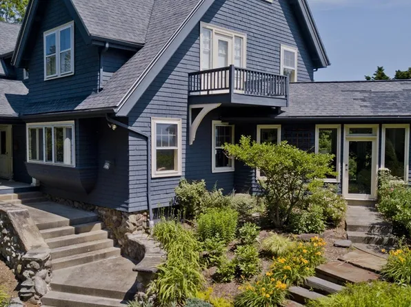 1040 Northampton St, Holyoke, MA 01040