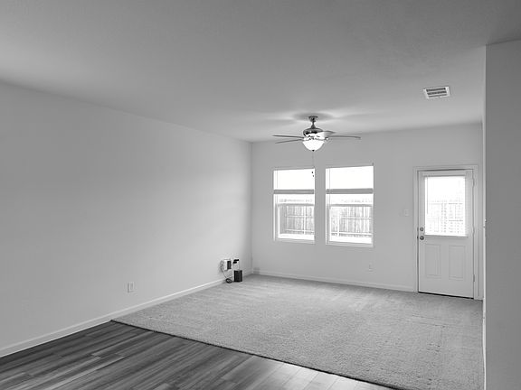 3rd image of 833 Lexington Ln