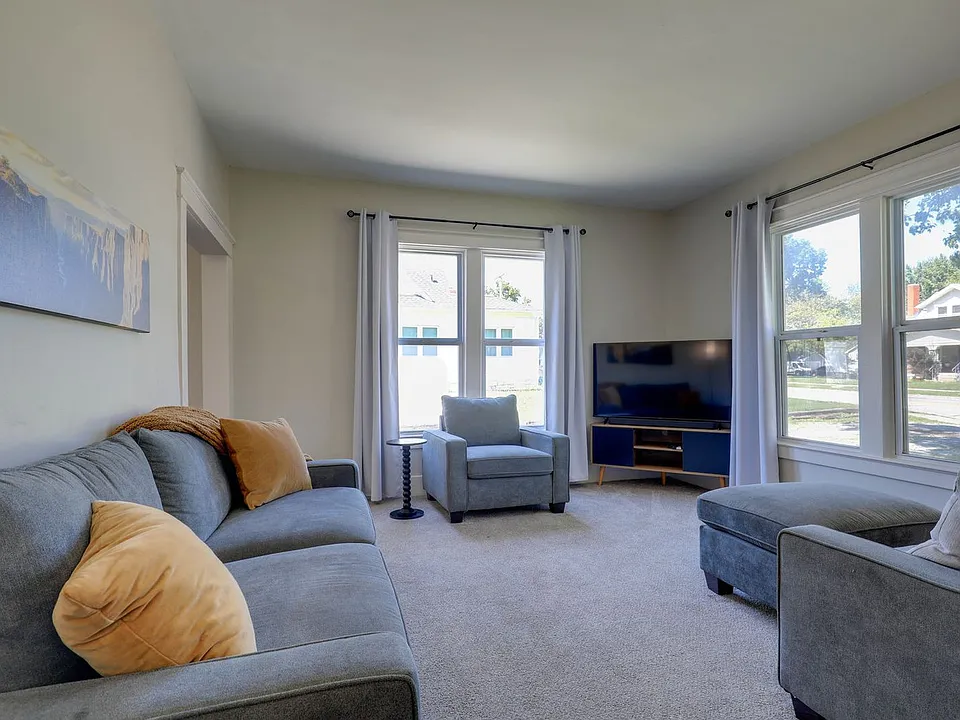 408 NE Douglas St #ID1572390P