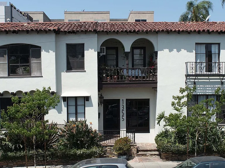 1355 N Gardner St — Photo 2