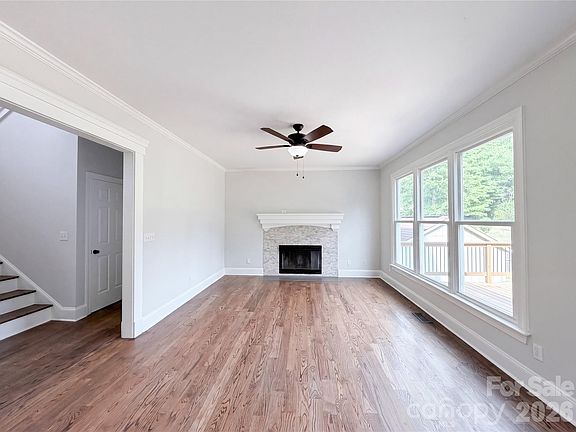 3rd image of 2496 Lake Shore Rd S