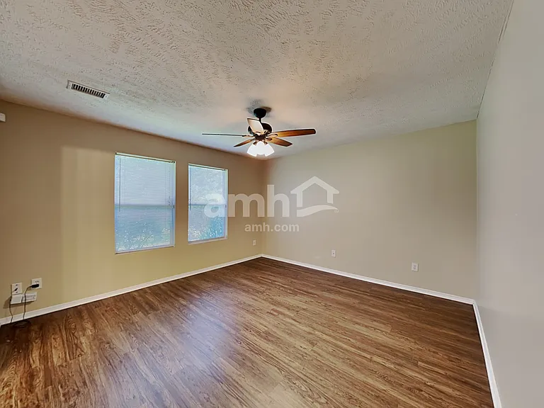 2111 Carlton Ln — Photo 10