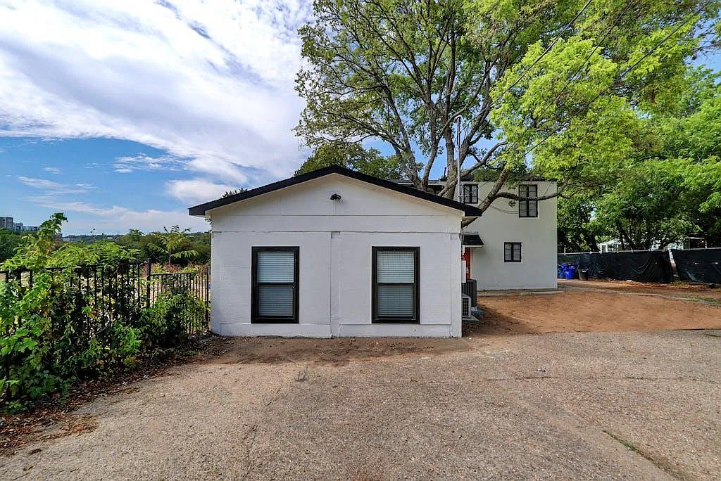 9 bed, 3200 sqft, $18,995 — Photo 3