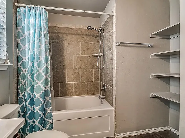 2725 Demotte Dr — Photo 9