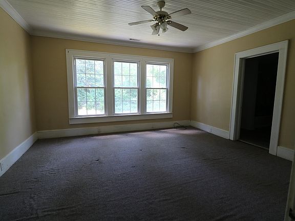 12th image of 302 S Main St.