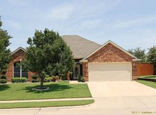 828 Sky Creek Ct, Saginaw, TX 76179