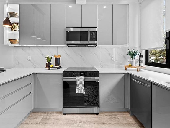 5th image of 916 Orono Ave #130
