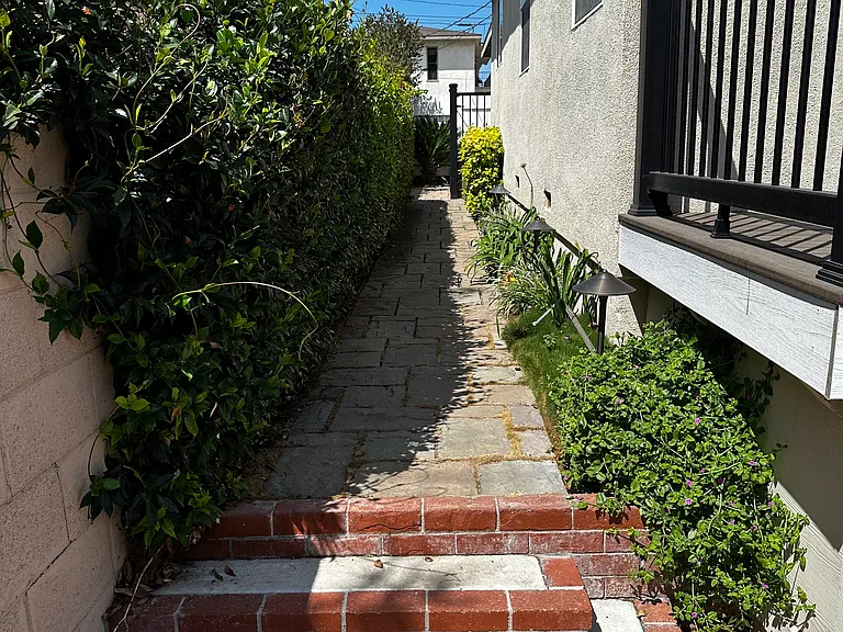 819 W 27th St — Photo 27