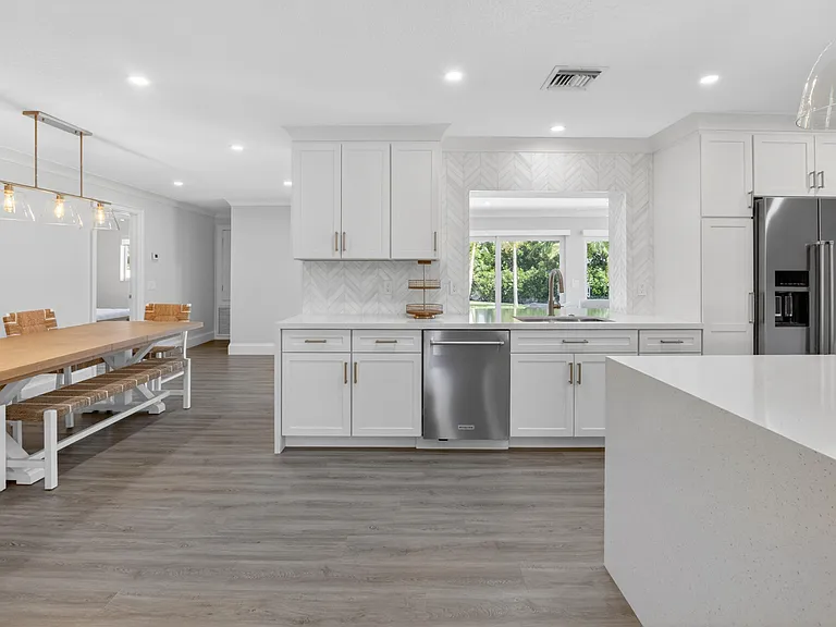 135 SE 28th Ct — Photo 10