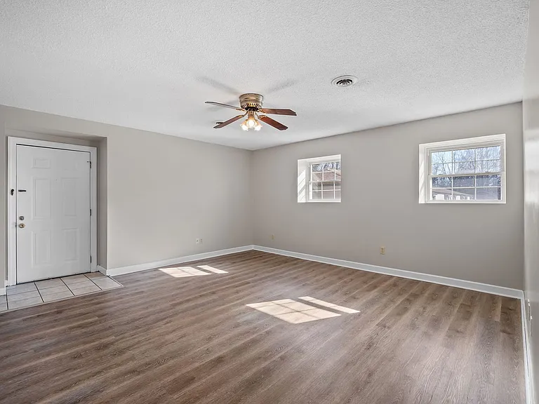 Silver Birch Apartments — Photo 26