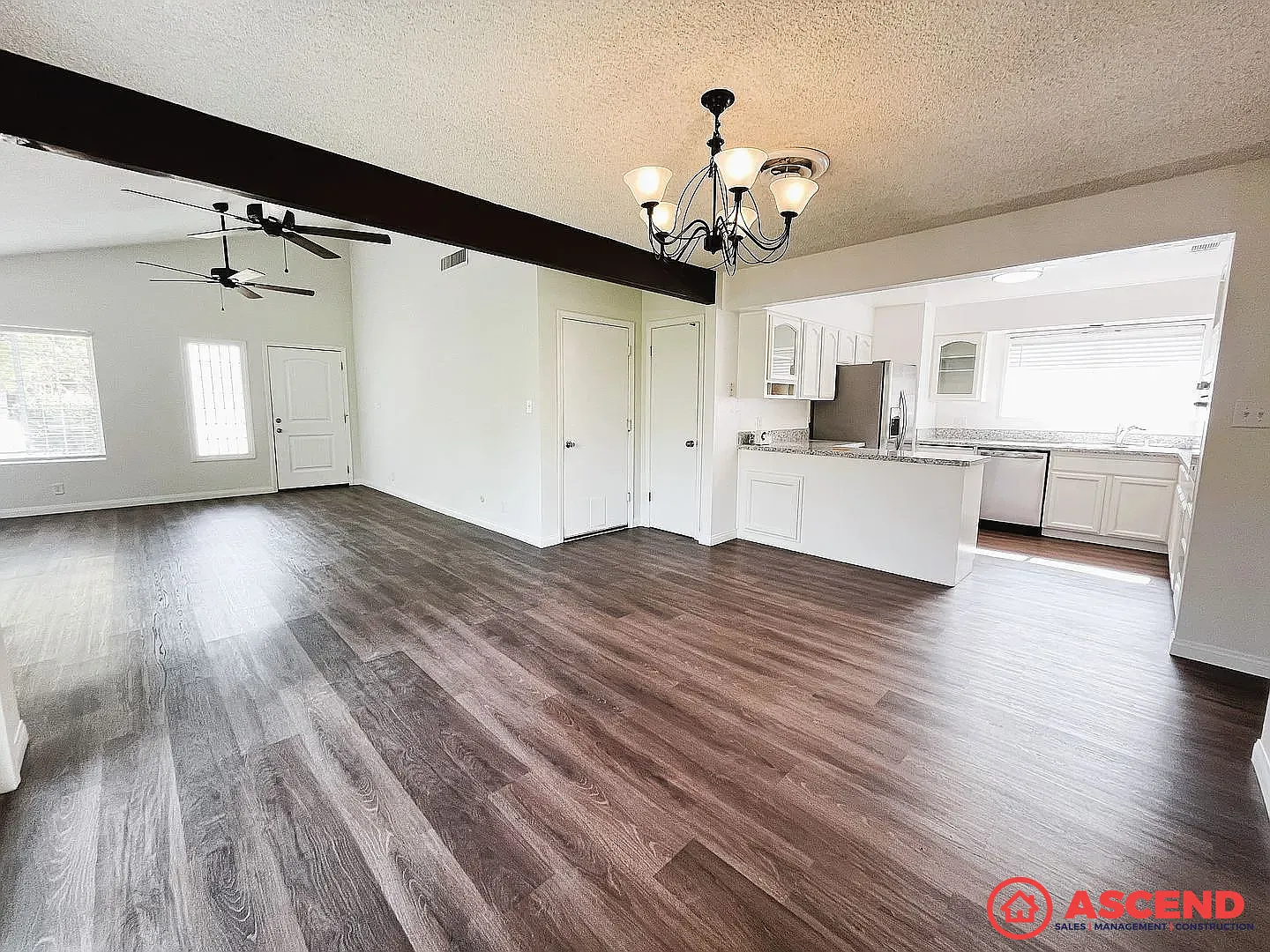Spacious 3BD/2BA Home in 93306 1,220 SqFt with Washer/Dryer & Small Pets Welcome — Photo 3