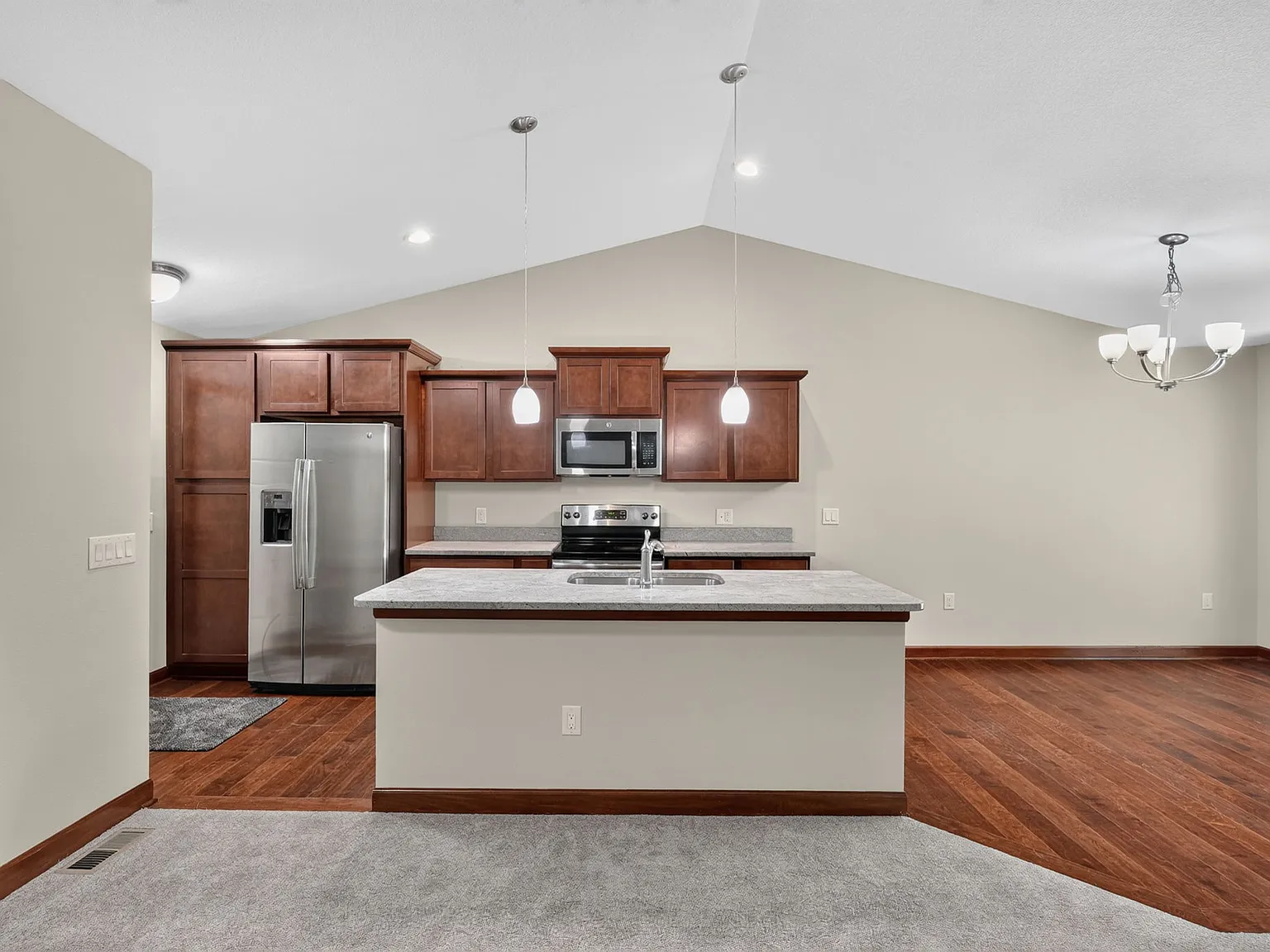 3 bed, 1407 sqft, $2,200 — Photo 4