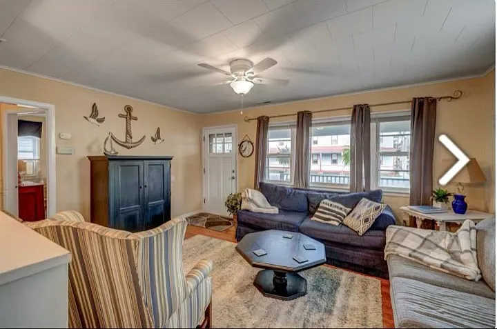 208 Grant St — Photo 2