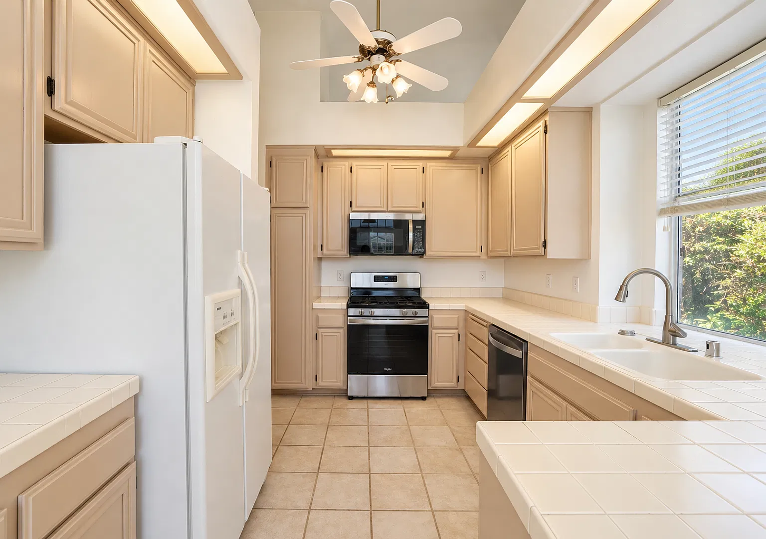 Beautiful Centrally Located Stonebrook Home — Photo 2