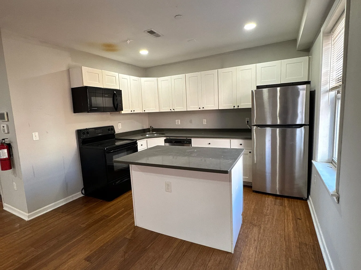4 bed, 2.5 bath, 1500 sqft, $2,700 — Photo 1