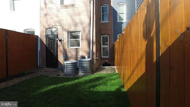 1209 E St NE — Photo 15
