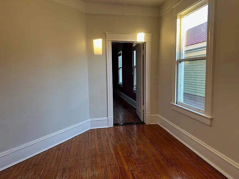 Middle bedroom