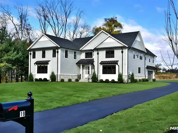 19 Meadowbrook Rd, Upper Saddle River, NJ 07458