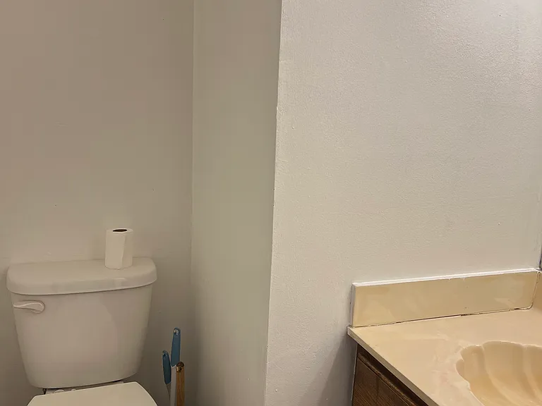 1022 Village Ln — Photo 2