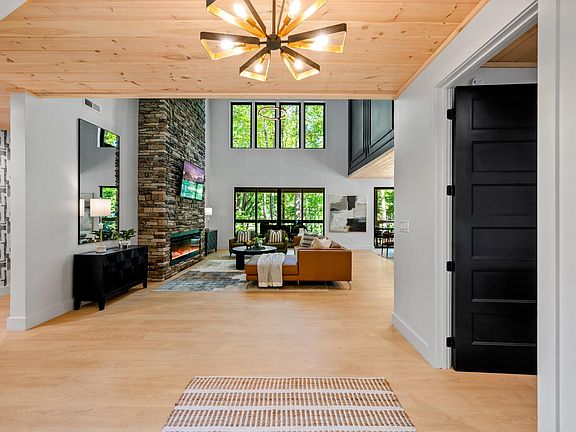 3rd image of 4143 Fontaine Way