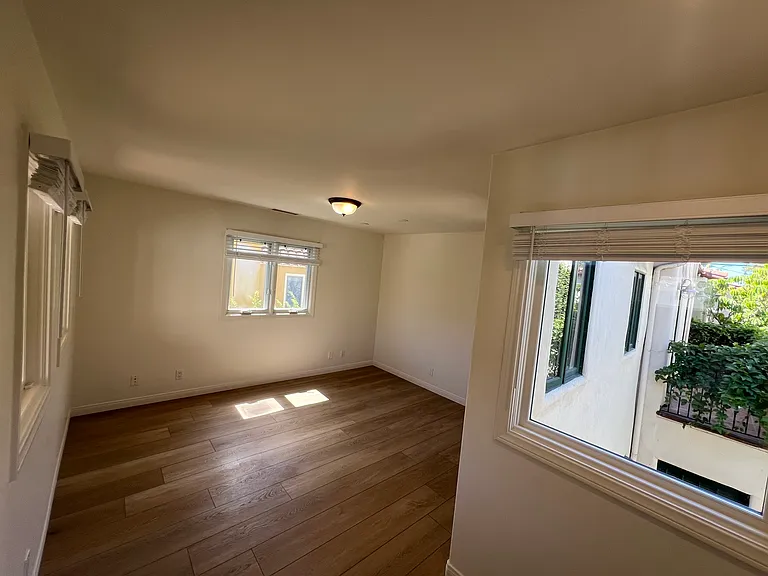 2420 De La Vina St #B — Photo 5