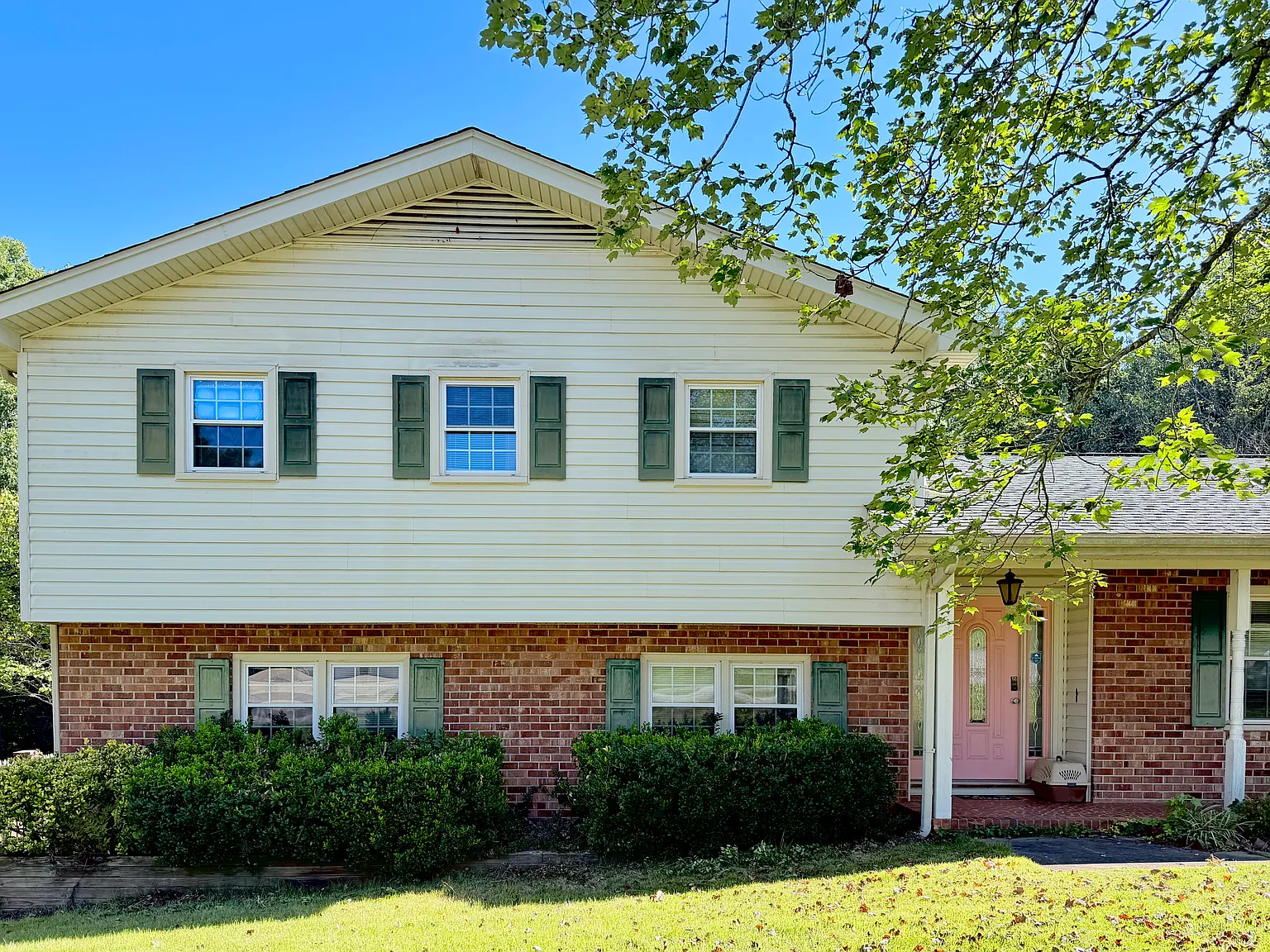 5 bed, 2575 sqft, $2,500 — Photo 2