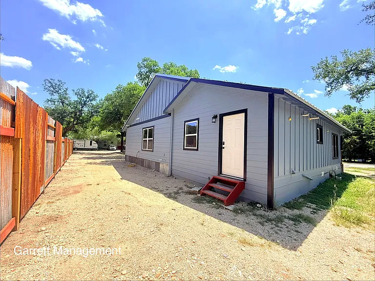 505 W Avenue C — Photo 2