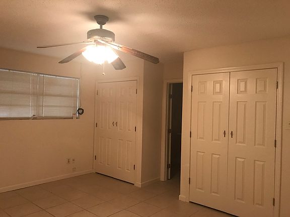 Master bedroom w full bath