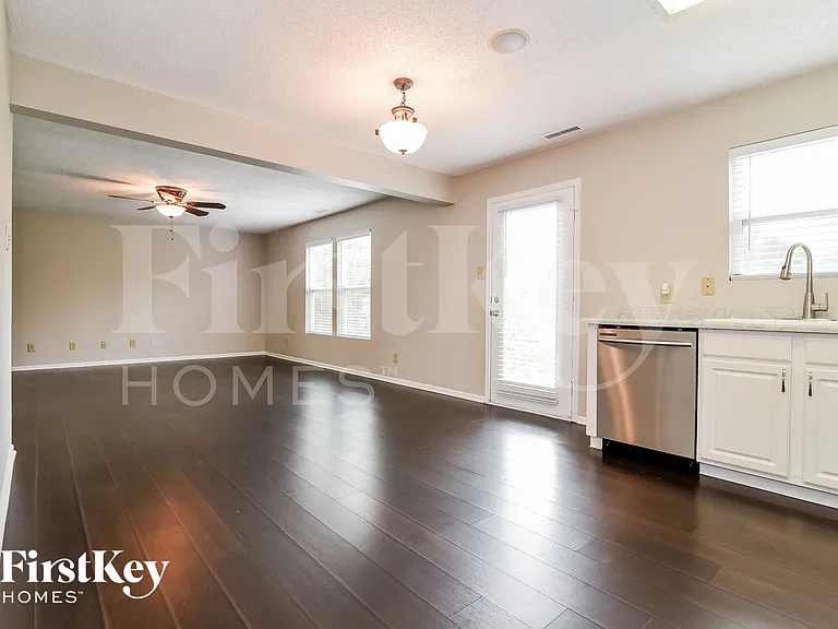 961 Springside Ct — Photo 4