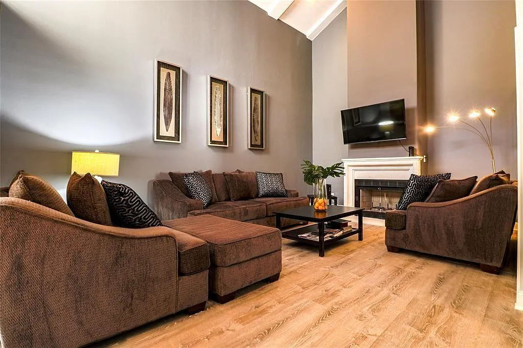 4 bed, 3.0 bath, 2238 sqft, $4,500 — Photo 2