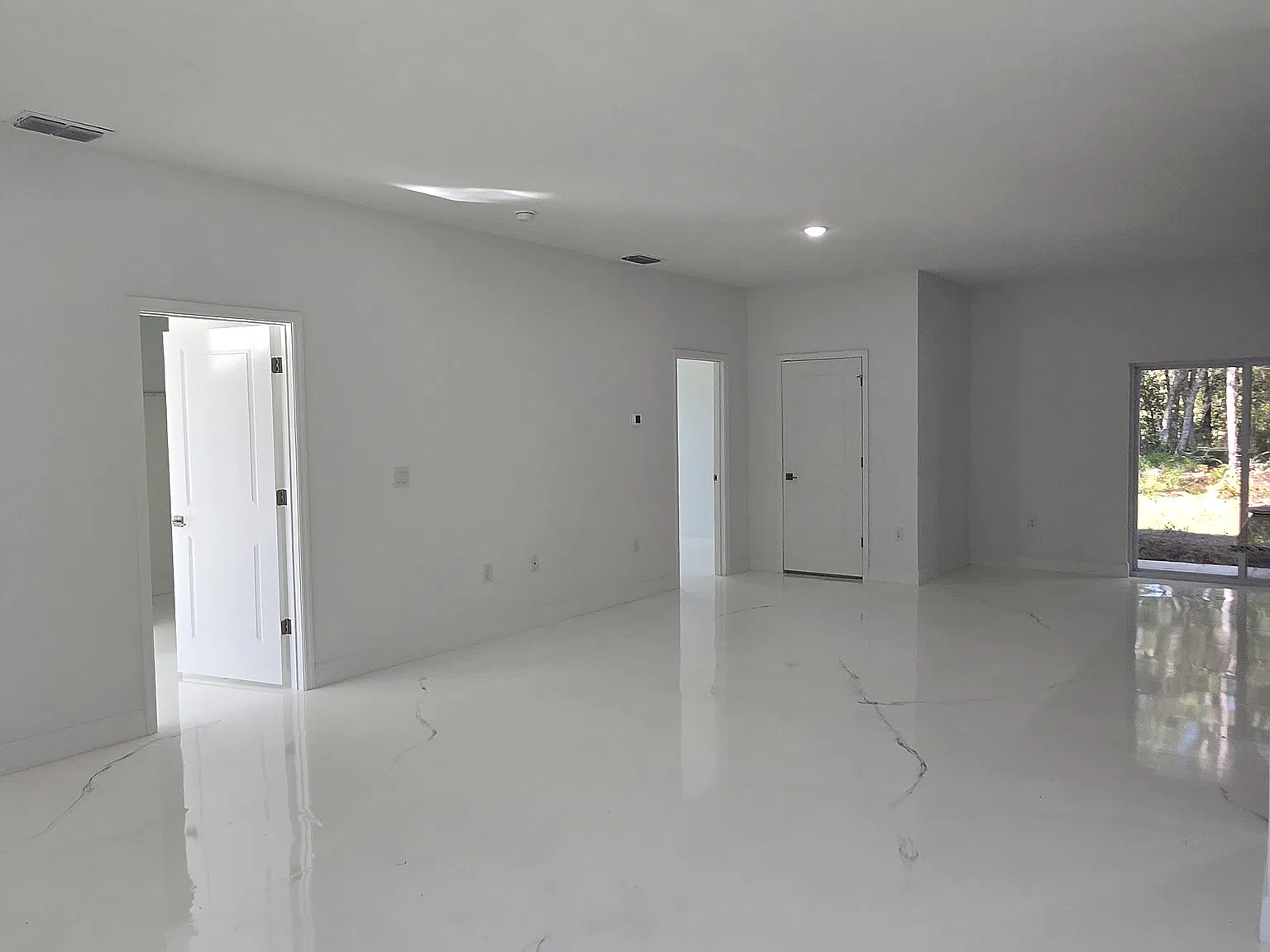 4 bed, 1886 sqft, $2,200 — Photo 3