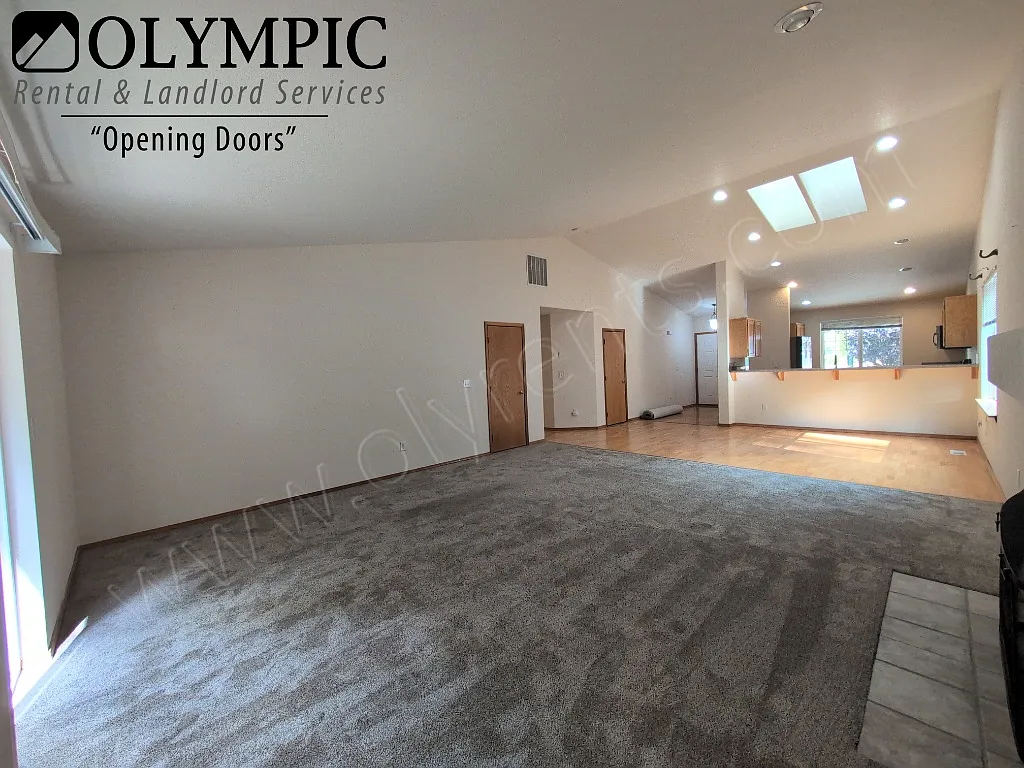 Single Level 3 Bdrm, 2 Bath Home w/ New Carpet! — Photo 4