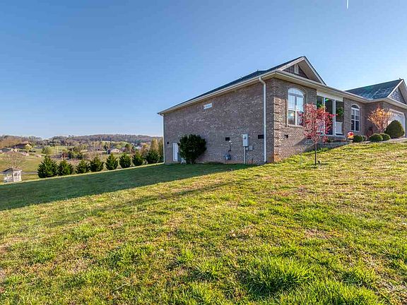 2nd image of 1913 Lakebrook Cir