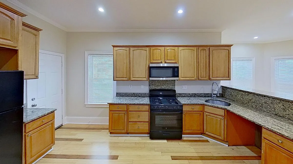 3 bed, 2.0 bath, 1294 sqft, $1,000 — Photo 2