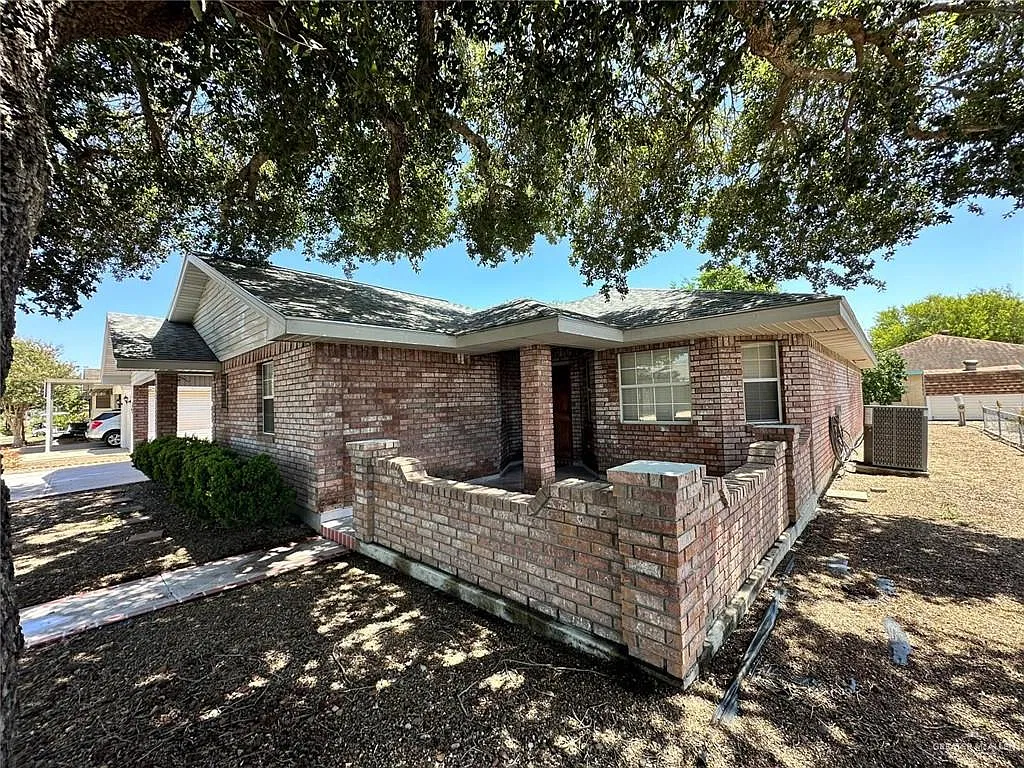 3 bed, 2.0 bath, 1995 sqft, $1,500 — Photo 2