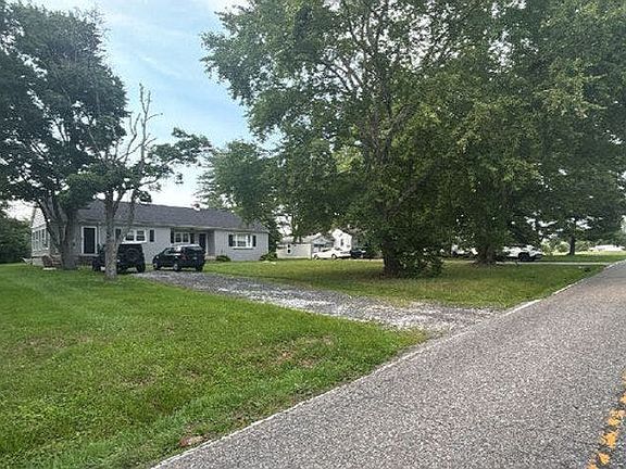 3rd image of 943 Frenchtown Rd