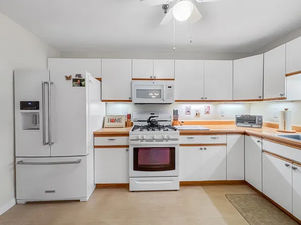 13 Dallas Dr APT 210, Dracut, MA 01826
