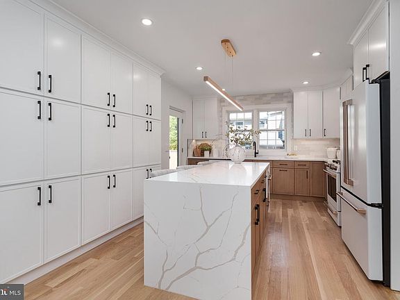 5th image of 190 Bayard Ln