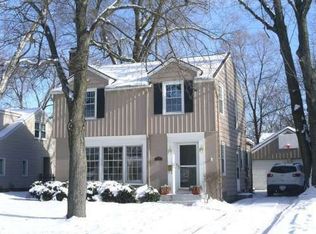 1046 Lake Grove Ave SE, East Grand Rapids, MI 49506