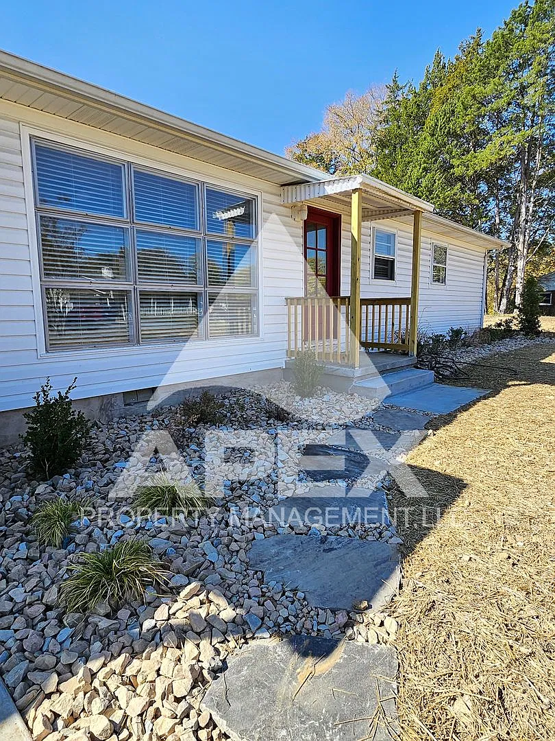 Beautifully updated 3 Bd/2 Ba Single Family home in the heart of Karns! — Photo 3