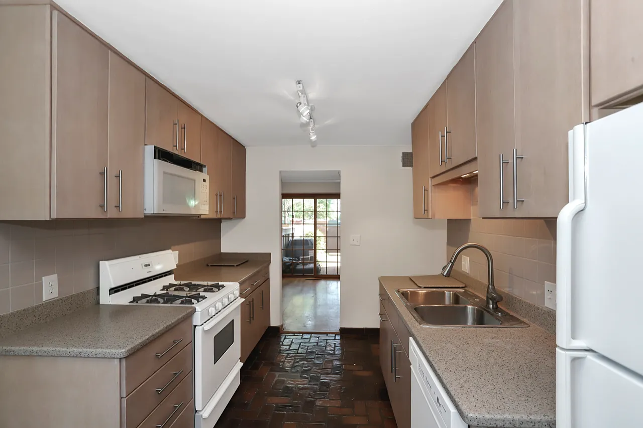 5 bed, 1800 sqft, $875 — Photo 2