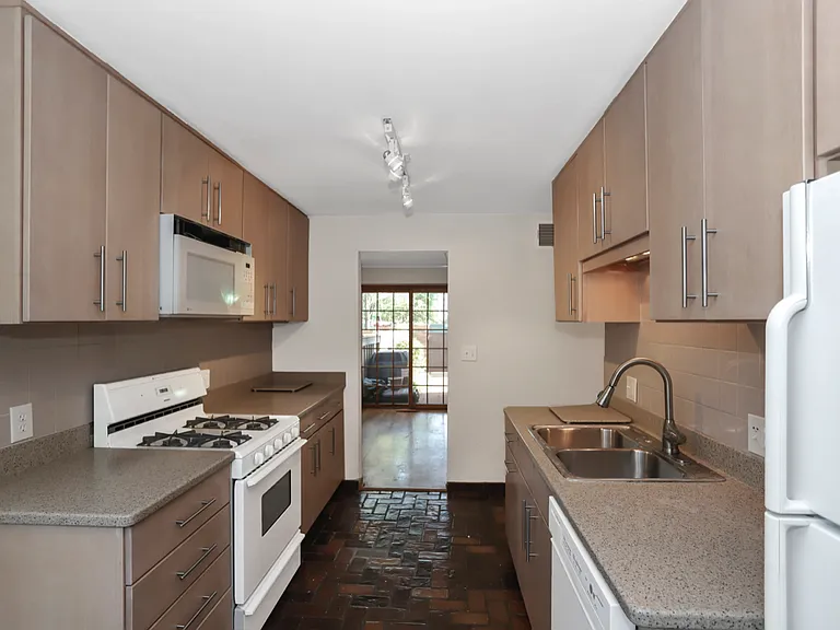 1256 W Westgate Ter — Photo 2