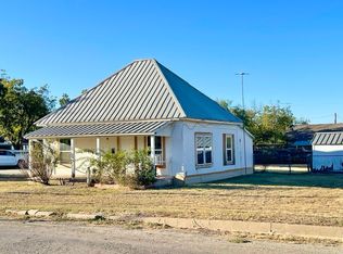 301 E 10th St, Coleman, TX 76834