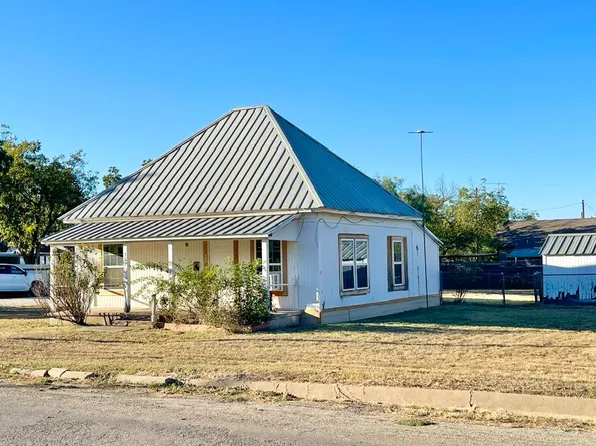 301 E 10th St, Coleman, TX 76834