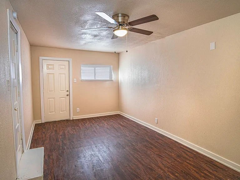 1003 Poinsettia St — Photo 5