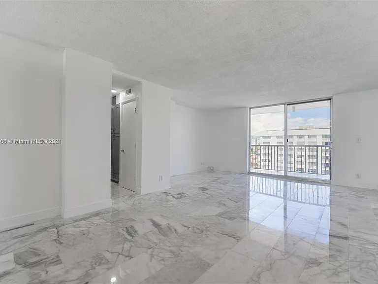 3161 S Ocean Dr — Photo 8