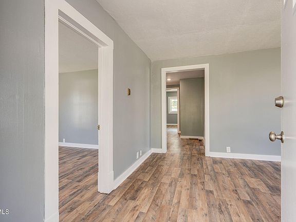 4th image of 1104 E Main St