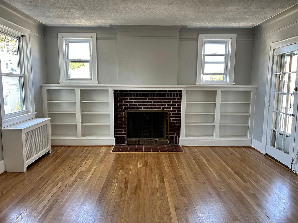 Beautiful fireplace with built in shelves