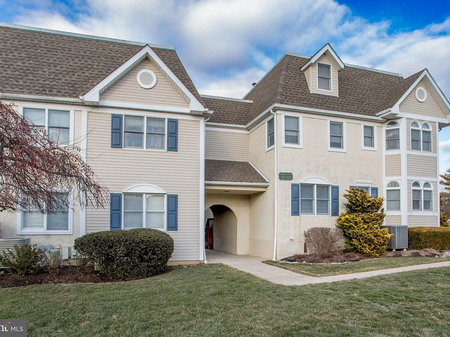 3 bed, 4.0 bath, 2420 sqft, $2,800 — Photo 4